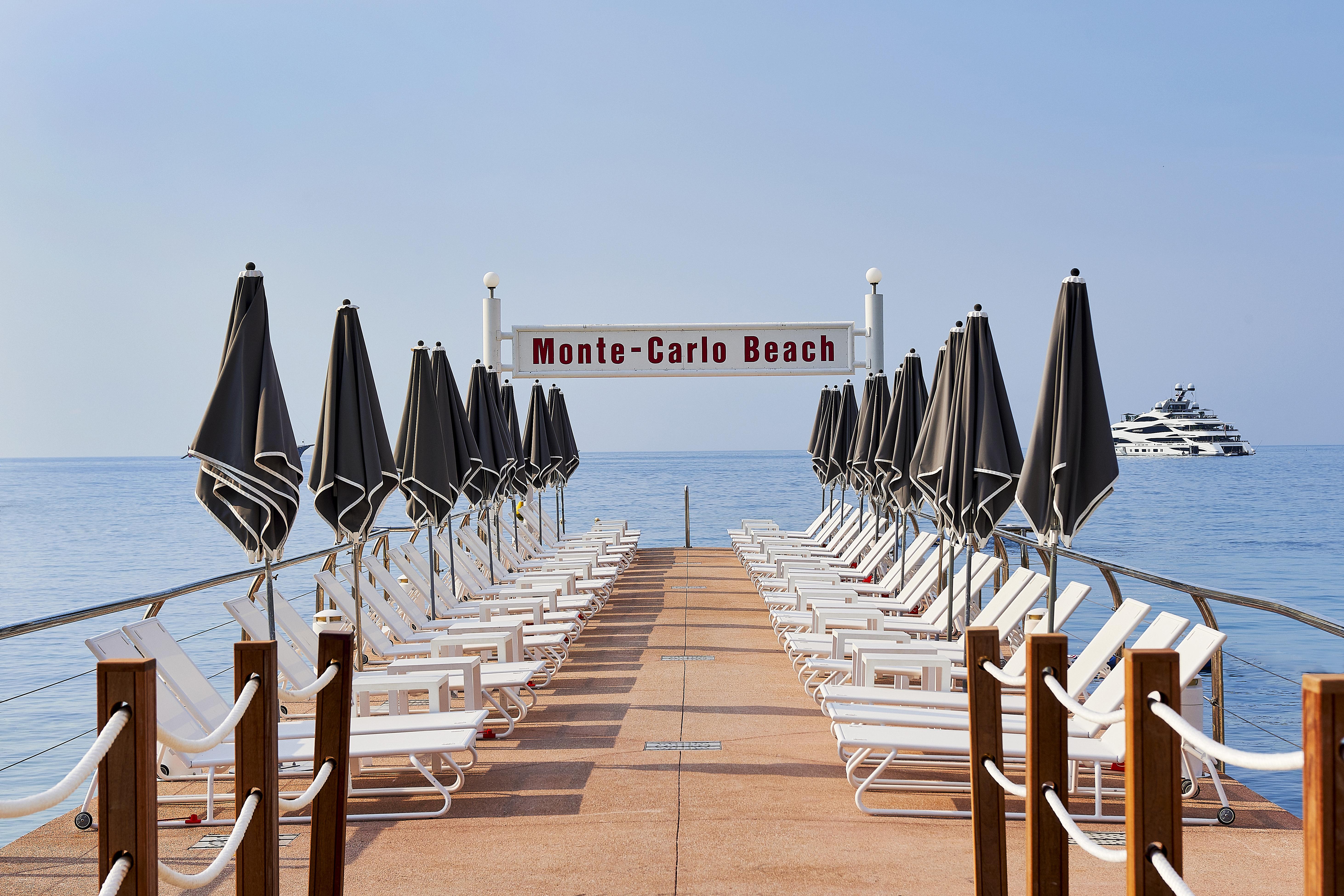 Hotel Hermitage Monte-Carlo Exterior foto The beach of the Hotel de Paris