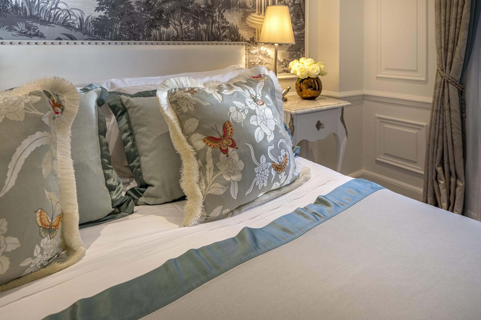 Hotel Hermitage Monte-Carlo Exterior foto A bed with cushions